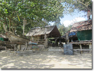 Varios negocios en la playa de Ton Sai